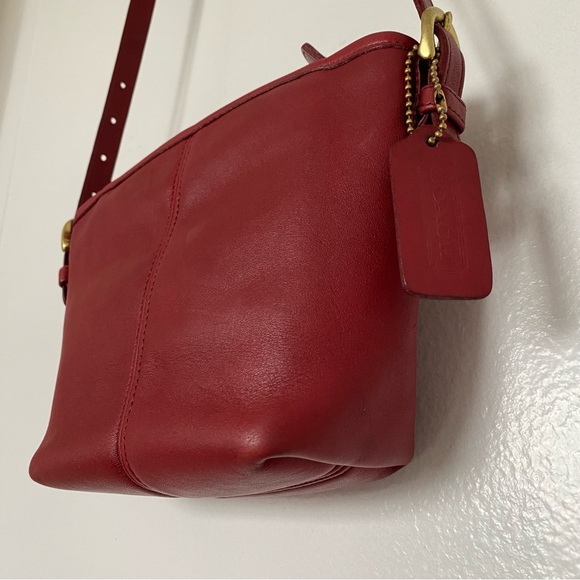 Elegant Red Leather Shoulder Bag - Picture 3 of 11